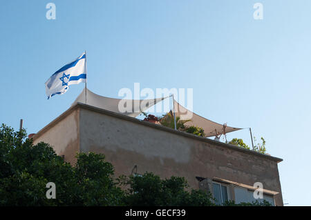 Tel Aviv: Wehende Flagge Israel, am 28. Oktober 1948, fünf Monate nach der Gründung des Staates Israel, auf einer Terrasse in der Stadt Stockfoto