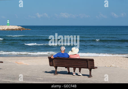 Tel Aviv, Israel: ein paar auf einer Bank an der Strandpromenade von Tel Aviv Stockfoto