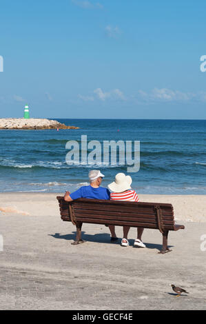 Tel Aviv, Israel: ein paar auf einer Bank an der Strandpromenade von Tel Aviv Stockfoto