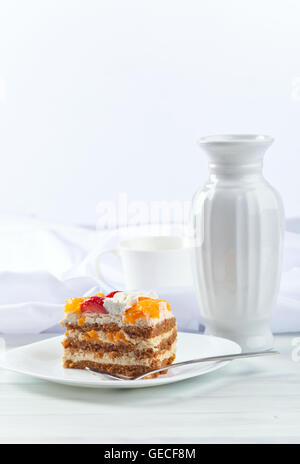 Hausgemachter Honig-Torte mit Erdbeeren und orange Stockfoto