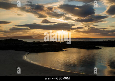 Sonnenuntergang über den Inseln Eigg und Rum zwei von den kleinen Inseln der Inneren Hebriden, von Arisaig in Schottland Stockfoto