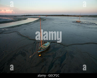 Angeln mitten in den Schlamm verschachtelt, Fluss Blackwater, Essex Stockfoto