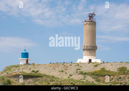 Große Utrischer, Russland - 17. Mai 2016: Denkmal zum Leuchtturm und eine Kapelle auf der Insel Utrischer, Baujahr 1975 in Hommage an Stockfoto