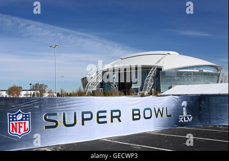 ARLINGTON - JAN-26: Ein Blick auf Cowboys Stadium in Arlington, Texas und Super Bowl XLV Zeichen. 26. Januar 2011 in Arlington, TX genommen Stockfoto