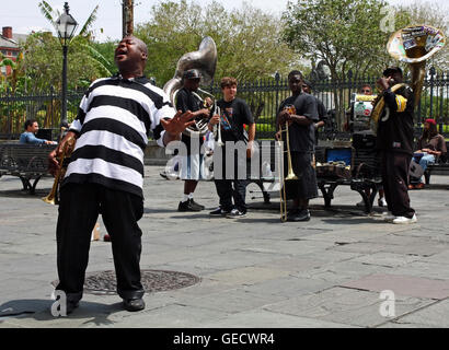 NEW ORLEANS, LOUISIANA - 13.April: Eine Jazzband spielt in Jackson Square 13. April 2009 in New Orleans, Louisiana Stockfoto