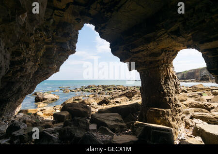 Blick vom Höhle im Marsden Rock, Tyne and Wear, England, UK Stockfoto