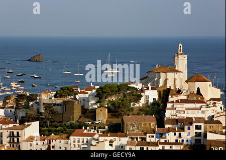 Cadaqués. Es Cucurucú Insel links. In der richtigen Kirche Santa María. Costa Brava. Provinz Girona. Katalonien. Spanien Stockfoto