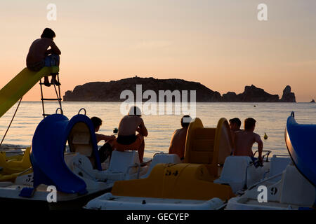 L´Estartit.  Tretboote in Gran Strand. Im Hintergrund Meder Islands.Costa Brava. Provinz Girona. Katalonien. Spanien Stockfoto