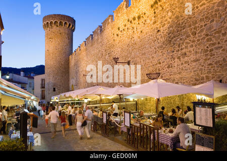 Tossa de Mar.walls der Altstadt (Villa Vella) und Restaurant kann Carlus. 20, Portal-Straße. Tel. 00 34 972 340 804.fish, shellfis Stockfoto