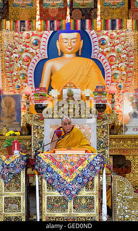 Seine Heiligkeit der Dalai Lama während Unterweisungen im Namgyal Kloster in Tsuglagkhang complex. McLeod Ganj, Dharamsala Himachal Pra Stockfoto