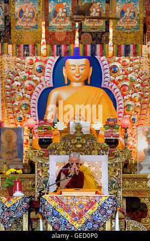 Seine Heiligkeit der Dalai Lama während Unterweisungen im Namgyal Kloster in Tsuglagkhang complex. McLeod Ganj, Dharamsala Himachal Pra Stockfoto