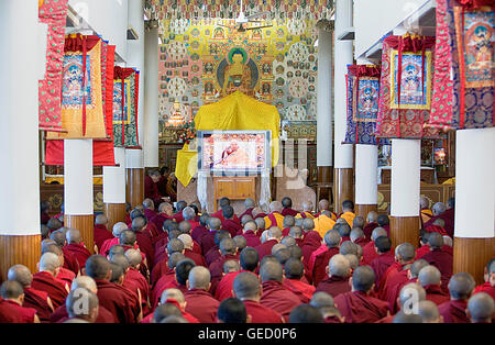 Mönche vor dem seine Heiligkeit der Dalai Lama während Lehren Namgyal Kloster in Tsuglagkhang complex. McLeod Ganj, Dharamsal Stockfoto