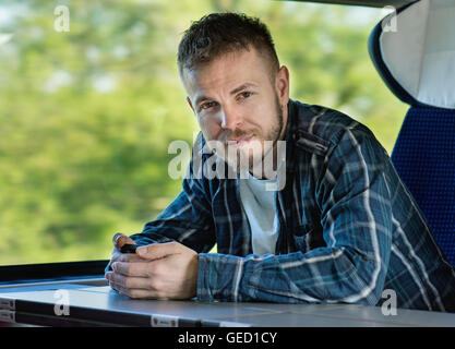 Mann-Reisenden im Zug Stockfoto