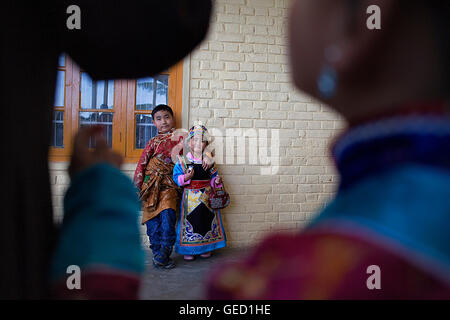 Tibetische Kinder tragen typische Kleid in Namgyal Kloster in Tsuglagkhang complex. McLeod Ganj, Dharamsala, Himachal Pradesh Stockfoto