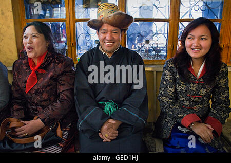 Tibetischen tragen typische Kleid in Namgyal Kloster in Tsuglagkhang complex. McLeod Ganj, Dharamsala, Himachal Pradesh Zustand, ich Stockfoto