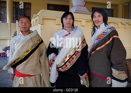 Tibetischen tragen typische Kleid in Namgyal Kloster in Tsuglagkhang complex. McLeod Ganj, Dharamsala, Himachal Pradesh Zustand, ich Stockfoto