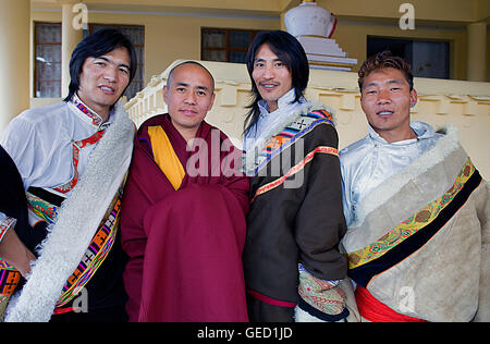 Tibetischen tragen typische Kleid in Namgyal Kloster in Tsuglagkhang complex. McLeod Ganj, Dharamsala, Himachal Pradesh Zustand, ich Stockfoto