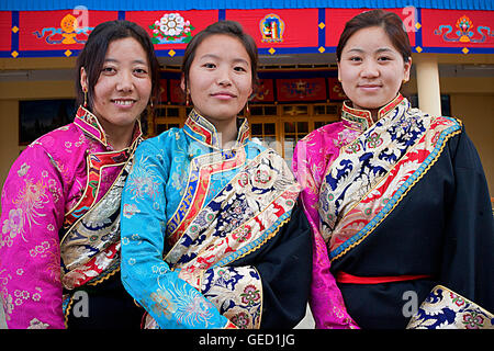 Tibetische Frauen tragen typische Kleid in Namgyal Kloster in Tsuglagkhang complex. McLeod Ganj, Dharamsala Himachal Pradesh st Stockfoto