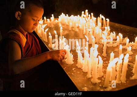 Mönch, Opfergaben, Namgyal Kloster im Tsuglagkhang Komplex. Geben Sie McLeod Ganj, Dharamsala, Himachal Pradesh, Indien, Asi Stockfoto