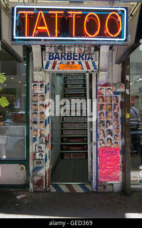 Das äußere des ROBERT BARBER SHOP auf Roosevelt Avenue und 82nd Street in Jackson Heights, Queens, New York Stockfoto