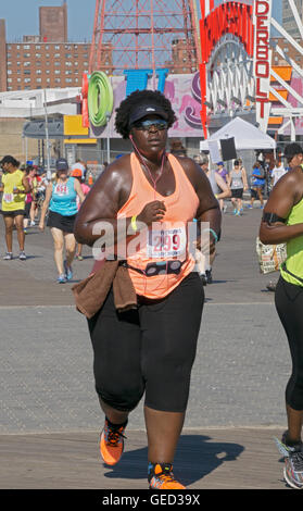 Ein Frau Läufer beteiligt sich an der Brooklyn Cyclones 5k Rennen in Coney Island, Brooklyn, NYC Stockfoto