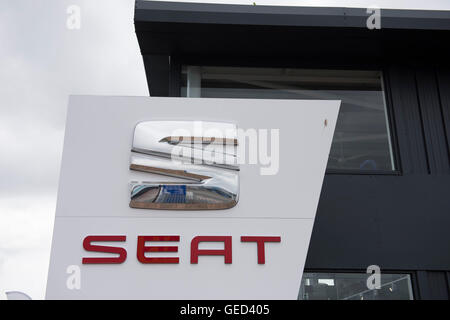 SEAT Auto Hersteller Zeichen Logo einer Autogarage. Stockfoto