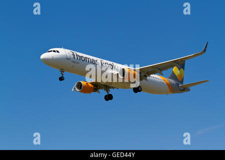 Thomas Cook Skandinavien, Airbus A321, Flug DK412, OY-TCE von Dalaman, Türkei, im Endanflug nach Kopenhagen Stockfoto