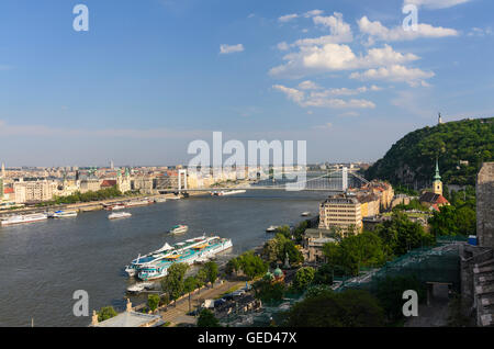 Budapest: Blick vom Burgberg auf der Donau mit Elisabeth Brücke und Gellertberg, Ungarn, Budapest, Stockfoto