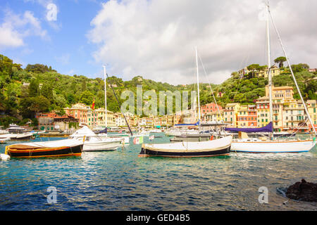 Boote in der schönen Umgebung von Portofino Hafen Italien Stockfoto