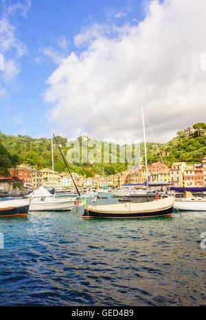 Boote in der schönen Umgebung von Portofino Hafen Italien Stockfoto