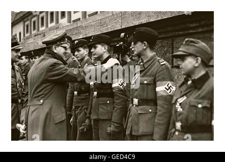 HITLER LETZTE TAGE 1945 einer der letzten öffentlichen Auftritte Und Bilder von Adolf Hitler Treffen und Vergabe von Medaillen Seine erbittert loyalen, aber irregeführten Hitler-Jugend-Mitglieder April 1945 2. Weltkrieg Stockfoto