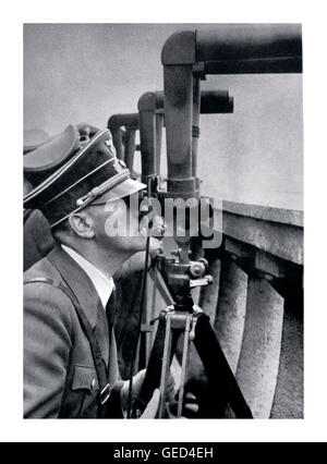 ADOLF HITLER WARSCHAU POLEN INVASION BESETZUNG BELAGERUNG Adolf Hitler beobachtet durch ein Fernglas eine Schlacht, die während der Belagerung 1939 außerhalb Warschaus geführt wird. Stockfoto