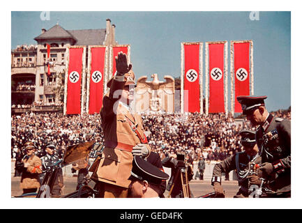 Adolf Hitler begrüßt Truppen der Legion Condor, die im spanischen Bürgerkrieg bei einer Kundgebung nach ihrer Rückkehr nach Deutschland an der Seite spanischer Nationalisten kämpften (2H57MMG Hi-Res alternative) Stockfoto