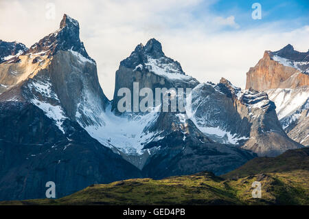 Nahaufnahme der Cuernos del Paine - hoch aufragenden Felsgipfeln verkrustet mit Schnee und Eis in den Nationalpark Torres del Paine, Chile Stockfoto