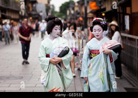 KYOTO, JAPAN - Mai 26,2016: Maiko Geisha Kimono führt im Gion-Viertel am 26. Mai 2016 in Kyoto, Japan. Stockfoto