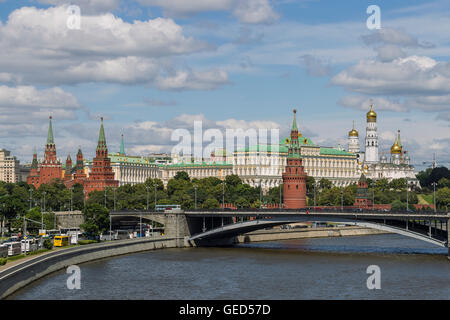 Blick auf den Moskauer Kreml von der patriarchalischen Brücke, Moskau, Russland. Stockfoto