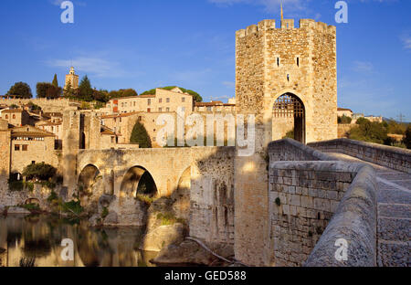 Mittelalterliche Brücke - 11. Jahrhundert, Besalú, La Garrotxa, Girona, Spanien Stockfoto