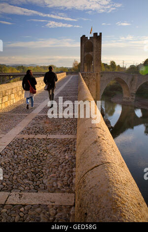 Mittelalterliche Brücke - 11. Jahrhundert, Besalú, La Garrotxa, Girona, Spanien Stockfoto