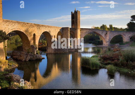 Mittelalterliche Brücke - 11. Jahrhundert, Besalú, La Garrotxa, Girona, Spanien Stockfoto