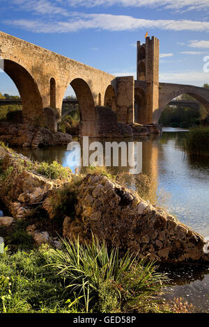 Mittelalterliche Brücke - 11. Jahrhundert, Besalú, La Garrotxa, Girona, Spanien Stockfoto