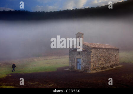 Kapelle im Krater des Santa Margarida Volcano, Naturpark der Garrotxa, Provinz Girona. Katalonien. Spanien Stockfoto