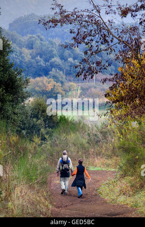 Weg zum Krater des Vulkans Croscat, Naturpark der Garrotxa, Provinz Girona. Katalonien. Spanien Stockfoto