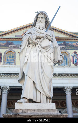 Paulus hält eine Schwert-Statue vor der Basilika in Rom, Italien Stockfoto