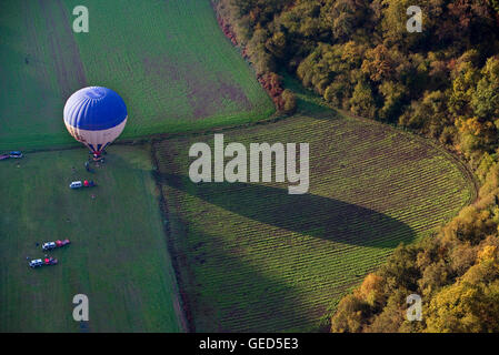 Heißluft-Ballon im Naturpark Garrotxa, Provinz Girona. Katalonien. Spanien Stockfoto