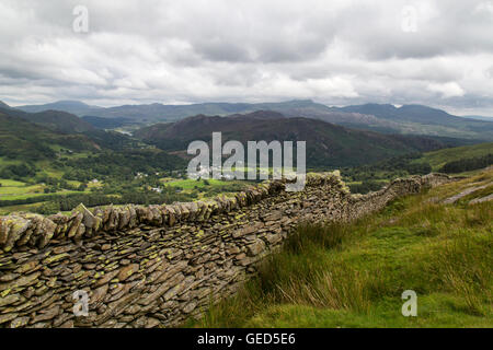 Blick hinunter auf die Stadt Beddgelert im Snowdonia National Park, North Wales. Von den Hängen der Moel Hebog suchen. Stockfoto