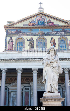 Paulus hält eine Schwert Statue und Basilika Fassade im Hintergrund in Rom, Italien Stockfoto