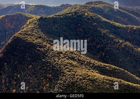 Im Ballon über Serra de Sant Julià, Naturpark der Garrotxa, Provinz Girona. Katalonien. Spanien Stockfoto