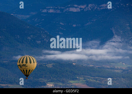 Im Ballon über Naturpark Garrotxa, Provinz Girona. Katalonien. Spanien Stockfoto