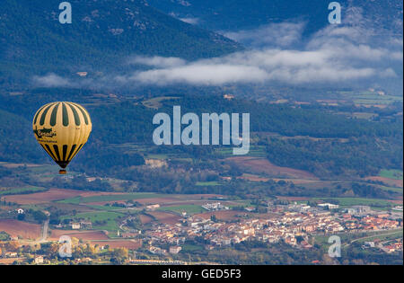 Im Ballon über Tortellà, Garrotxa, Provinz Girona. Katalonien. Spanien Stockfoto