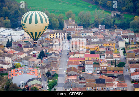 Ballon über Sant Jaume de Llierca, Garrotxa, Provinz Girona. Katalonien. Spanien Stockfoto